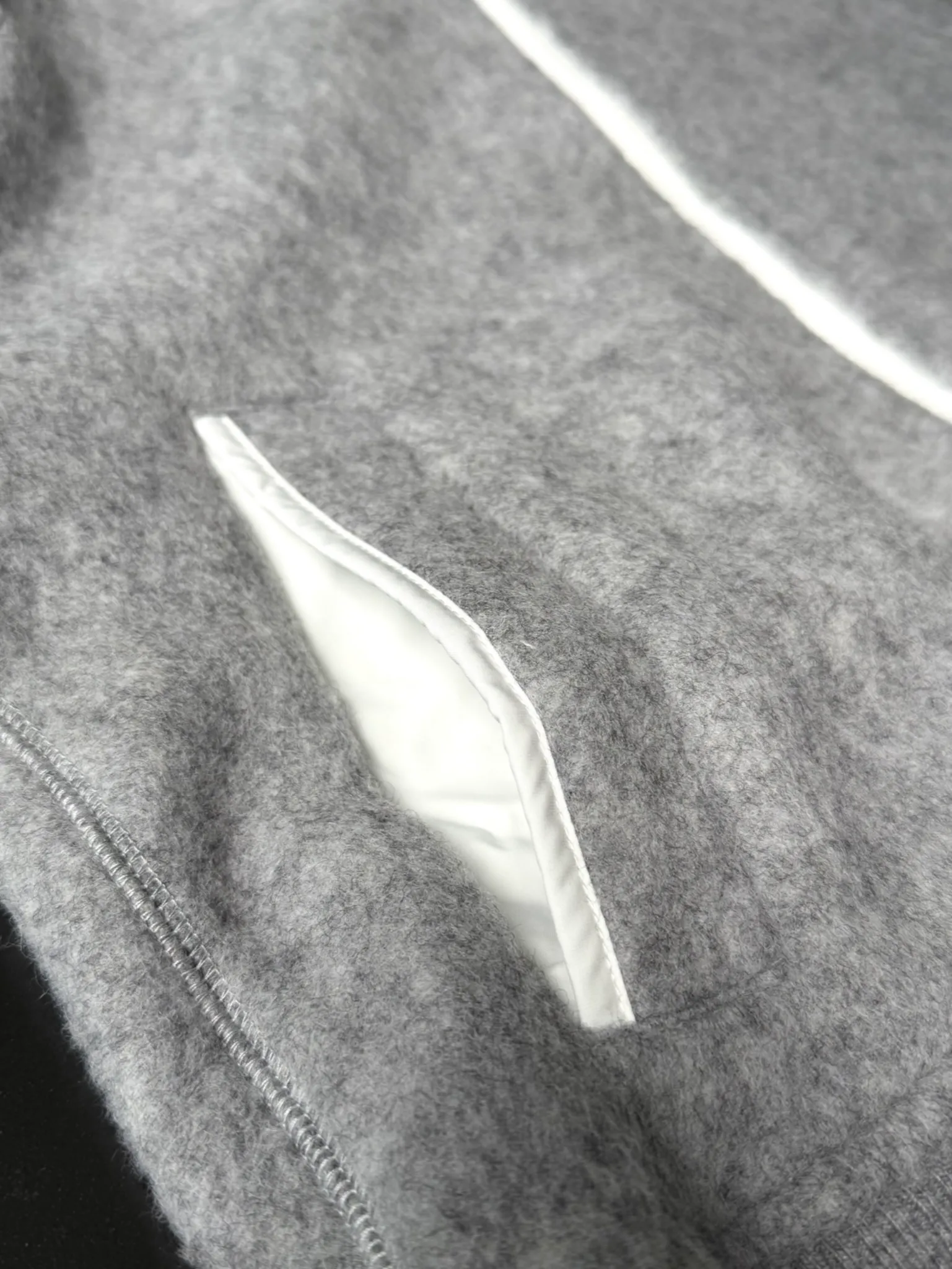 P660 Canada Goose Fleece Wool Badge Hooded Jacket Fabric selection: Wool fleece fabric blended with wool as the main body and a very small amount of spandex and polyester fiber. Wool is a core natural ingredient that provides unparalleled temperature regulation, antibacterial and anti-odor properties and a skin-friendly feel. The feeding of a small amount of spandex gives the fabric a certain degree of four-way elasticity, making it non-restrictive during daily activities. As the basis of fleece's structure, polyester fiber enhances the fabric's durability, wrinkle resistance and quick-drying properties. It contributes to the loft of the fleece and provides functions such as trapping air.  Detail 1: The sleeves and hem are closed with 2×2 ribbing. Its strong elasticity can closely fit wrists and waists of different thicknesses, forming an effective 'seal' to prevent cold wind from blowing back. It can still maintain its original shape after repeated stretching and use, and is not easy to loose and deform. And the ribbed cuffs can convey a sense of design and enhance the visual beauty.  Detail 2: The combination of hood design and elastic buckle improves warmth and windproof performance when wearing. Accessories: Customized elastic drawstring, elastic buckle, custom zipper pendant, custom armband Size: S M L Color: black gray coffee rice pink
